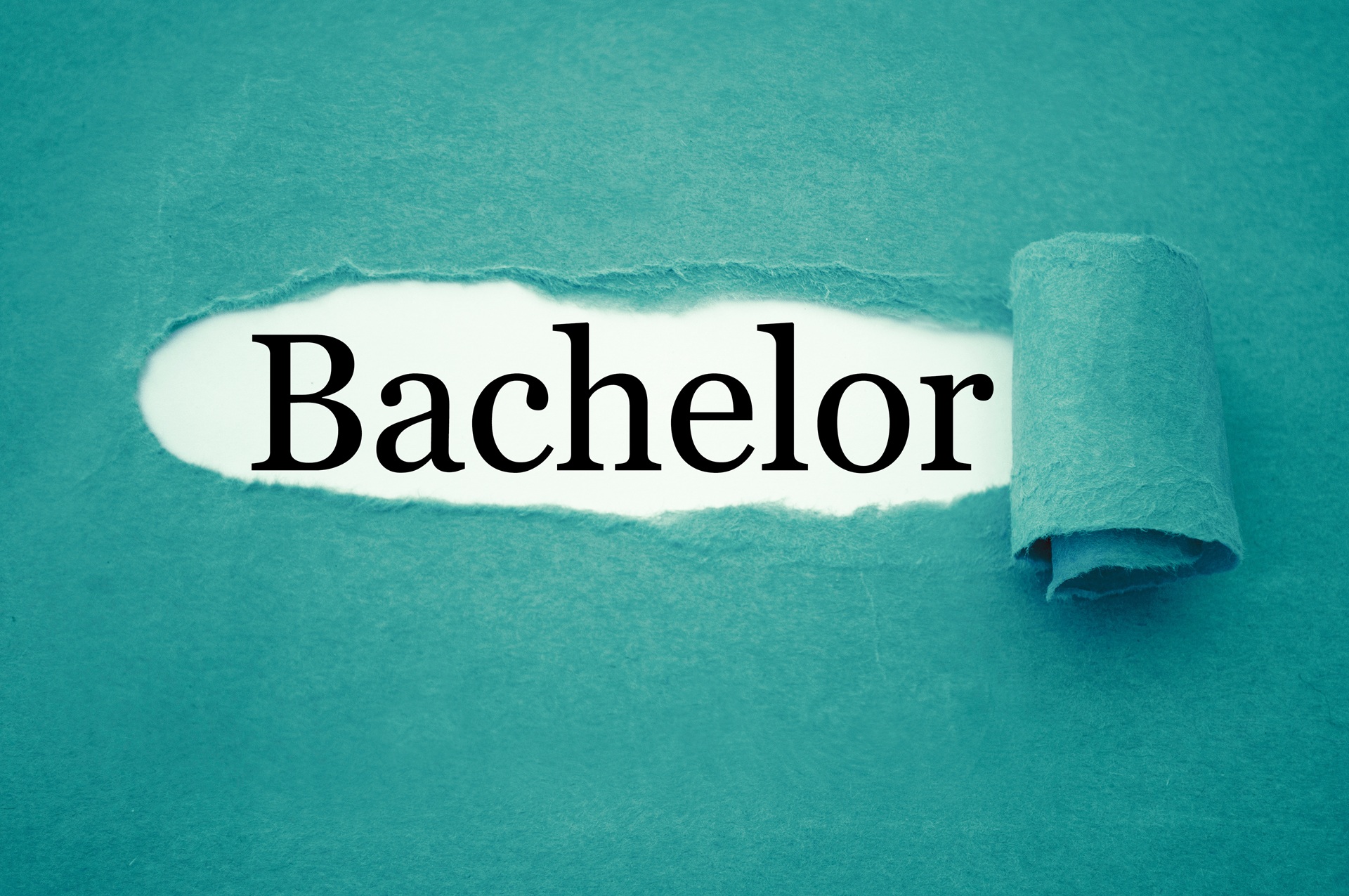 Aufgerissenes Papier mit Bachelor-Schrift | Bachelorarbeiten schreiben lassen